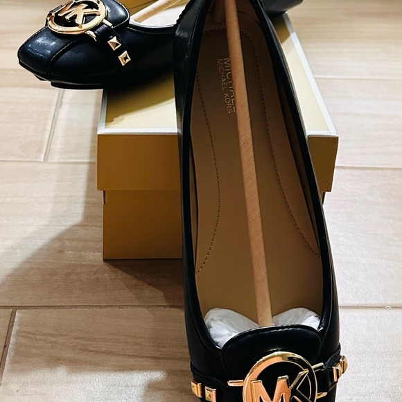 NIB MICHAEL KORS FULTON Flat Leather Black With Gold Hardware Sz 6.5 - Picture 3 of 6